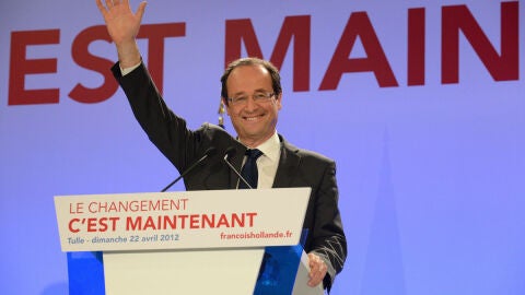 Francois Hollande saluda a sus seguidores