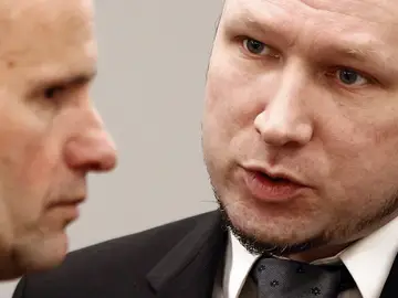 El ultraderechista Anders Behring Breivik conversa con su abogado El ultraderechista Anders Behring Breivik conversa con su abogado