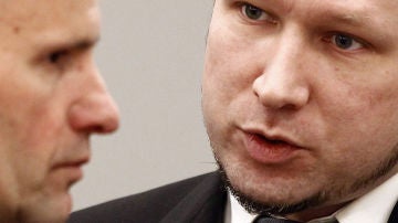 El ultraderechista Anders Behring Breivik conversa con su abogado 