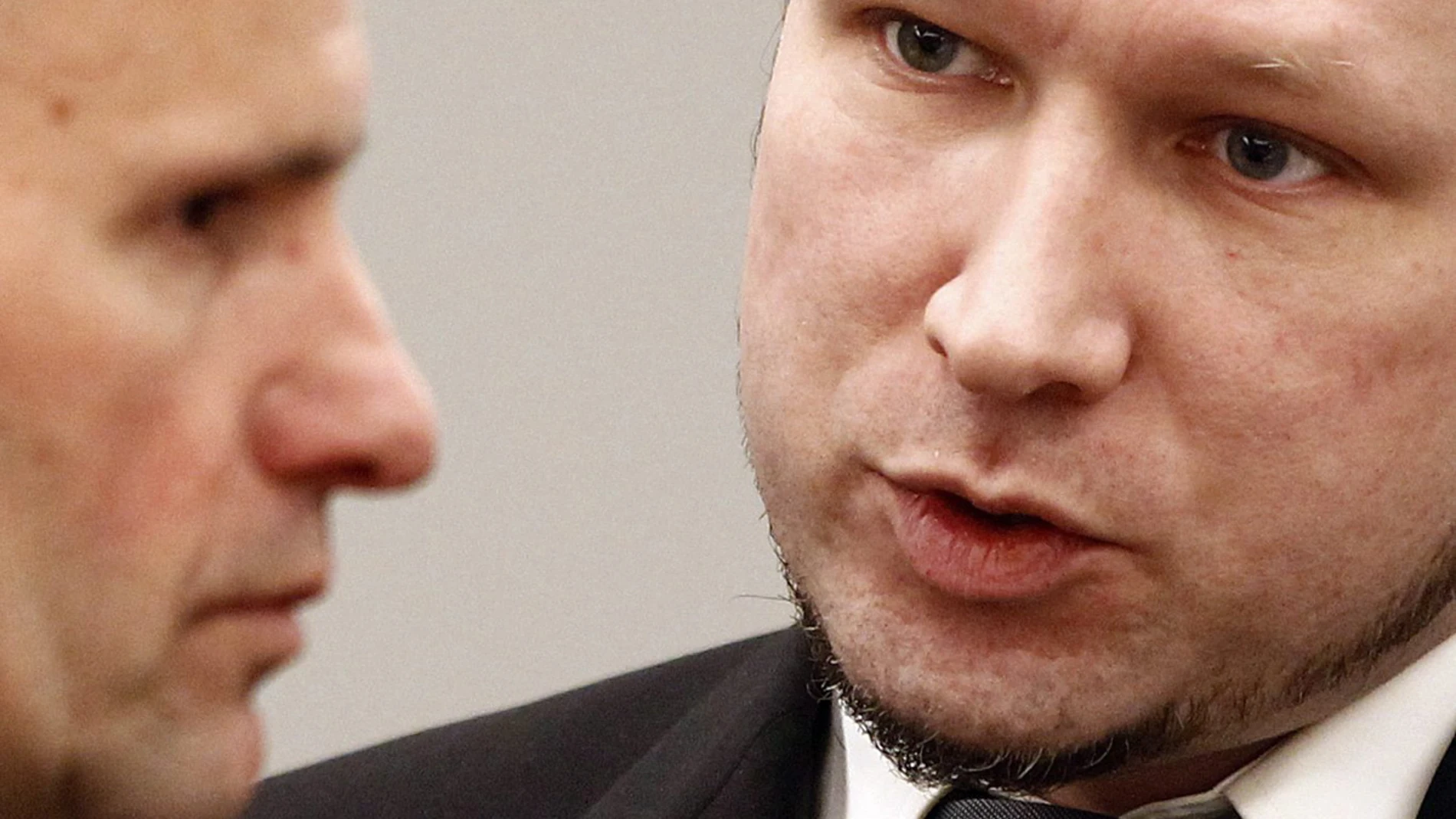 El ultraderechista Anders Behring Breivik conversa con su abogado El ultraderechista Anders Behring Breivik conversa con su abogado