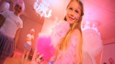Las niñas juegan a ser princesas por un día