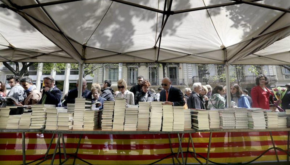 Libros y rosas abarrotan las calles de Barcelona