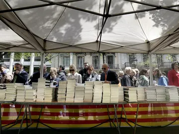 Libros y rosas abarrotan las calles de Barcelona Libros y rosas abarrotan las calles de Barcelona