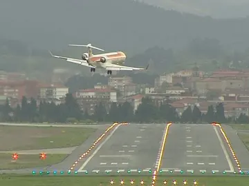 Un avión intenta aterrizar en Bilbao Un avión intenta aterrizar en Bilbao