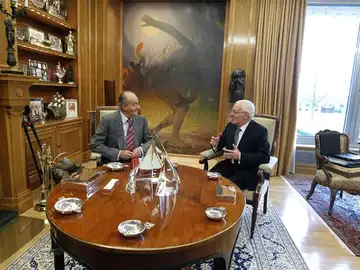 El rey Juan Carlos junto al director del Instituto Cervantes, Víctor García de la Concha El rey Juan Carlos junto al director del Instituto Cervantes, Víctor García de la Concha