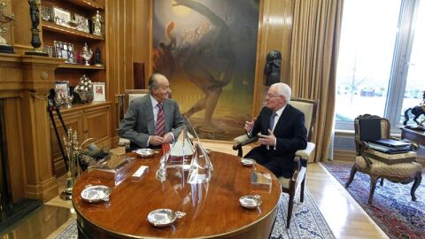 El rey Juan Carlos junto al director del Instituto Cervantes, V&iacute;ctor Garc&iacute;a de la Concha