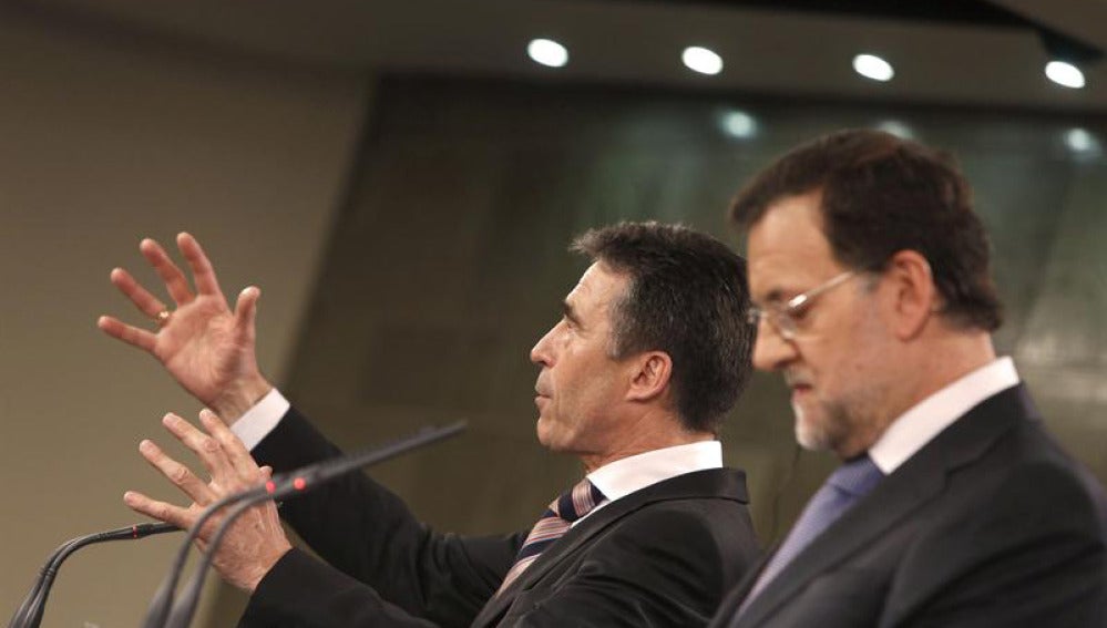 Rajoy junto a Rasmussen en Moncloa