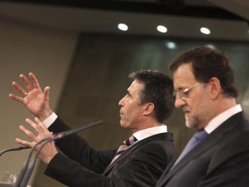 Rajoy junto a Rasmussen en Moncloa Rajoy junto a Rasmussen en Moncloa
