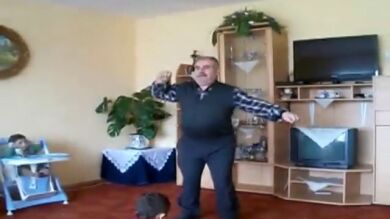 Un abuelo marchoso se marca un baile para entretener a los nietos