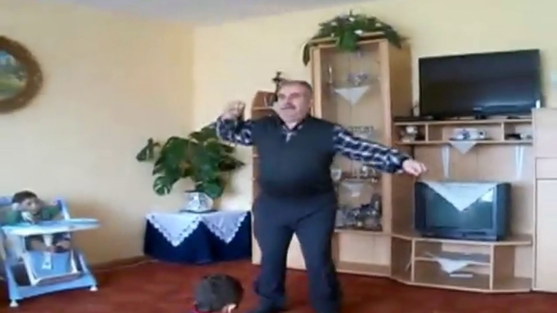 Abuelo baila para entretener a sus nietos