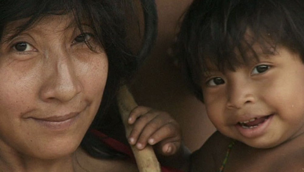 Mujer y niño de la tribu awás