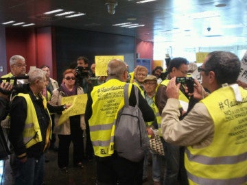 Los "yayoflautas" en una acción anterior en Barcelona. Los "yayoflautas" en una acción anterior en Barcelona.