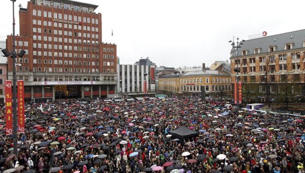 Unas 40.000 personas se congregan en la plaza Youngstorget