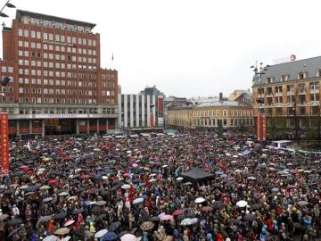 Unas 40.000 personas se congregan en la plaza Youngstorget