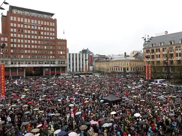 Unas 40.000 personas se congregan en la plaza Youngstorget Unas 40.000 personas se congregan en la plaza Youngstorget