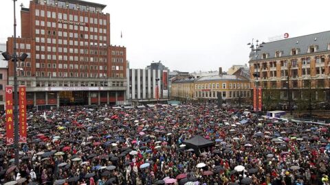 Unas 40.000 personas se congregan en la plaza Youngstorget
