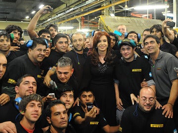 Cristina Fernández con empleados de Pirelli