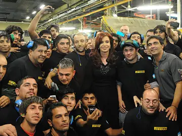 Cristina Fernández con empleados de Pirelli Cristina Fernández con empleados de Pirelli