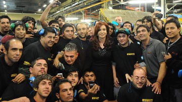 Cristina Fernández con empleados de Pirelli