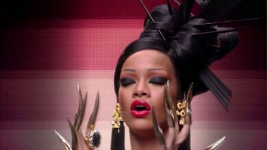 Rihanna versiona a Coldplay con un estilo oriental