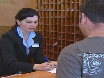 Una recepcionista atiende a un cliente