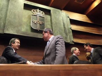 Pedro Sanjurjo, elegido presidente de la Junta General del Principado es felicitado por Francisco Alvarez-Cascos. 