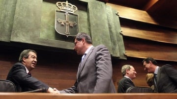 Pedro Sanjurjo, elegido presidente de la Junta General del Principado es felicitado por Francisco Alvarez-Cascos. 