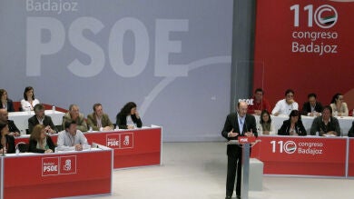 Rubalcaba acusa a Rajoy de sumergir a la sociedad en una 