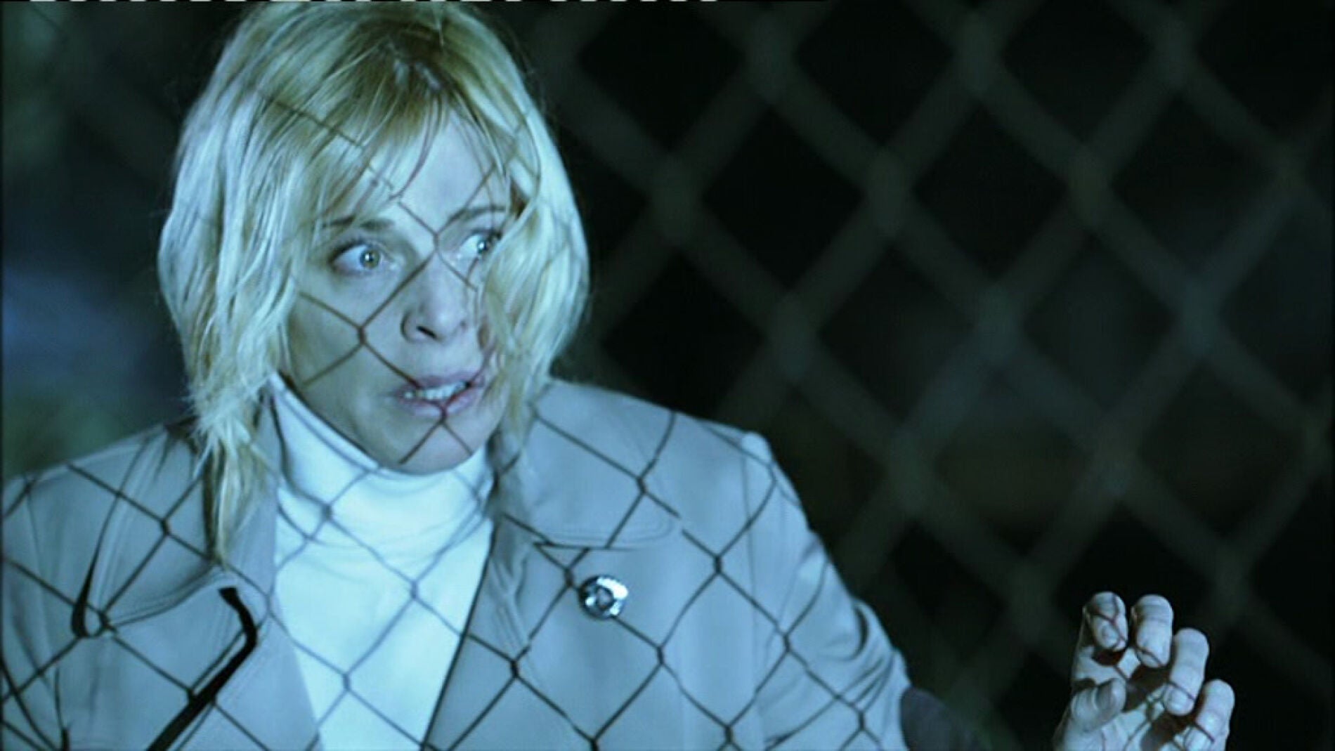 Sara encuentra una valla en medio del bosque