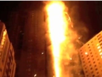 Un cigarro mal apagado podría ser el causante del incendio que ha destruido un rascacielos