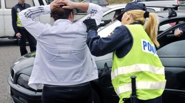 Policía en el registro de un usuario