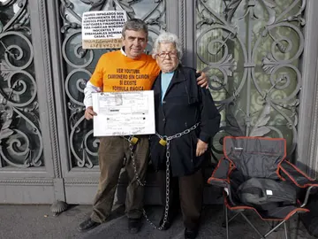 La anciana, junto a su hijo, encadenados al Banco de España La anciana, junto a su hijo, encadenados al Banco de España