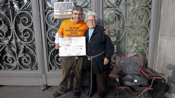 La anciana, junto a su hijo, encadenados al Banco de España
