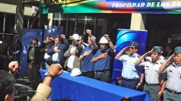  Evo Morales asiste al acto de toma de las oficinas de la Transportadora de Electricidad.