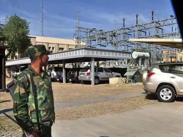 Los soldados vigilan la sede de REE en Bolivia Los soldados vigilan la sede de REE en Bolivia