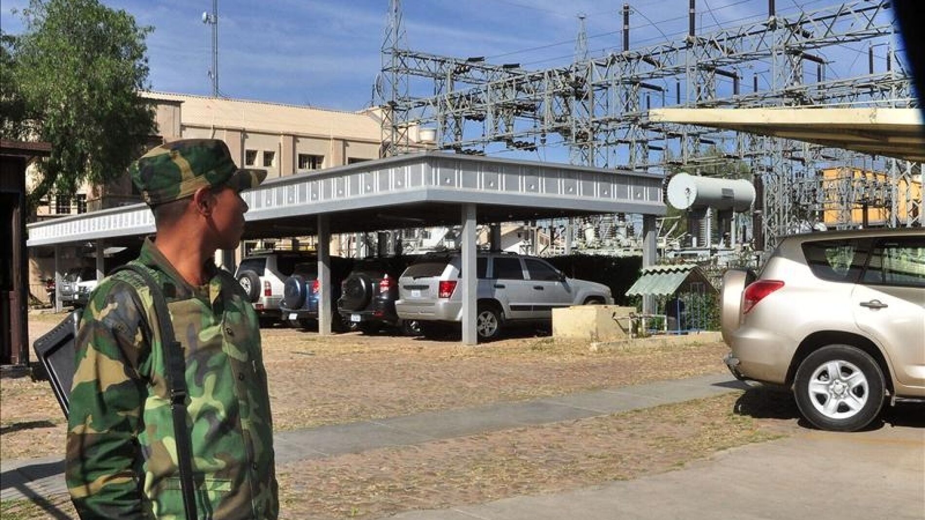 Los soldados vigilan la sede de REE en Bolivia