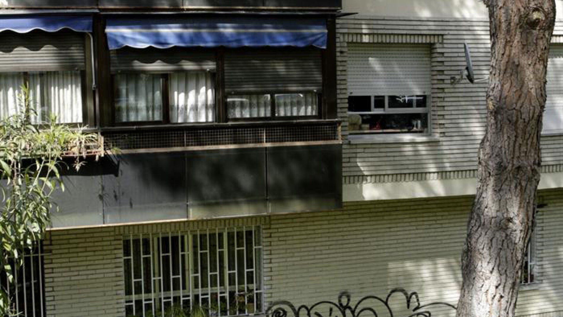 Imagen de la terraza del inmueble donde viv&iacute;an los padres del parricida.