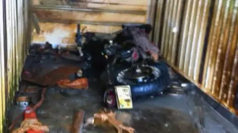 Los restos de la moto Los restos de la moto