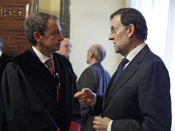 Rajoy y Zapatero, juntos en el acto de investidura de Beccaría