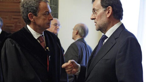 Rajoy y Zapatero, juntos en el acto de investidura de Beccar&iacute;a
