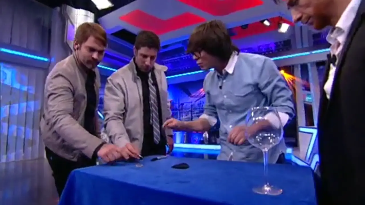 Luis Piedrahita y su magia con tres monedas y una copa