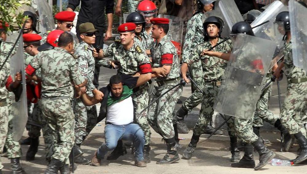 Enfrentamientos entre el ejército y manifestantes en El Cairo