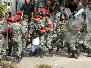 Enfrentamientos entre el ejército y manifestantes en El Cairo