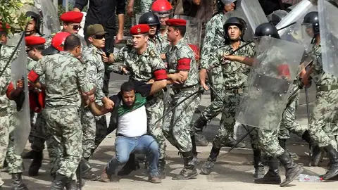 Enfrentamientos entre el ejército y manifestantes en El Cairo Enfrentamientos entre el ejército y manifestantes en El Cairo
