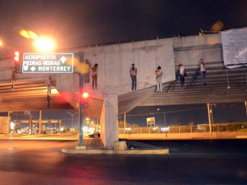 Los nueve cadáveres colgados del puente de Nuevo Laredo, México