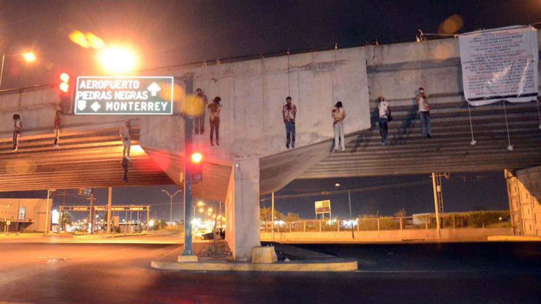 Los nueve cad&aacute;veres colgados del puente de Nuevo Laredo, M&eacute;xico