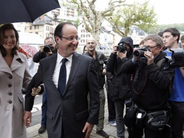 El candidato socialista, Hollande, junto a su pareja