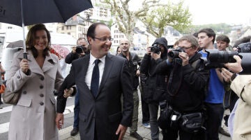 El candidato socialista, Hollande, junto a su pareja