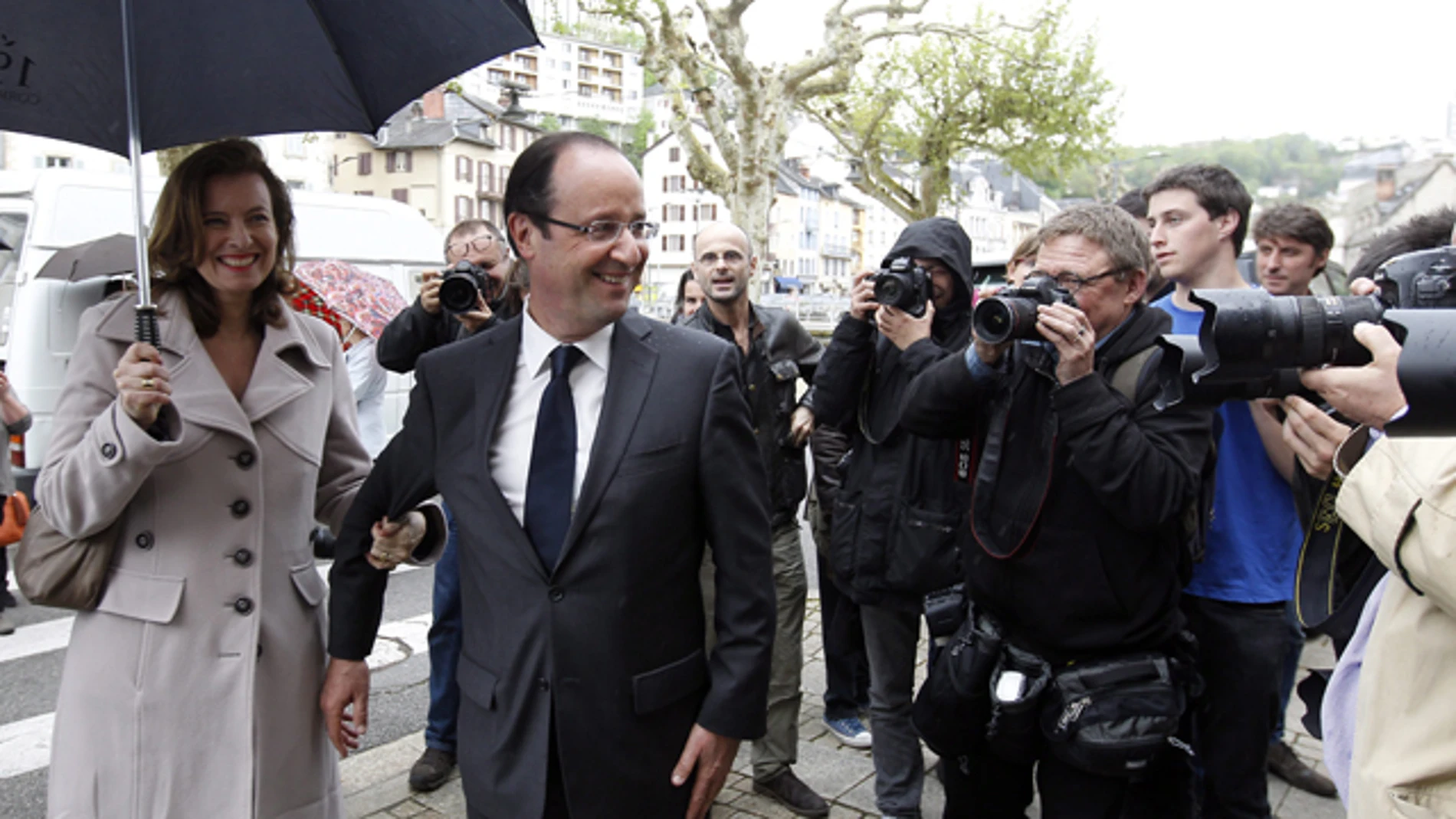 El candidato socialista, Hollande, junto a su pareja El candidato socialista, Hollande, junto a su pareja