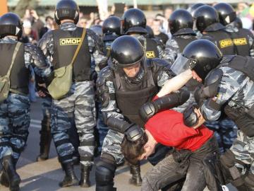 Los antidisturbios reducen a uno de los opositores